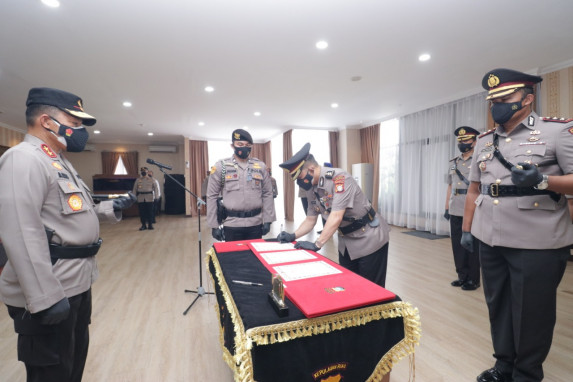 Kapolda Kepri Pimpin Sertijab Kapolres Karimun Tony Pantano Resmi